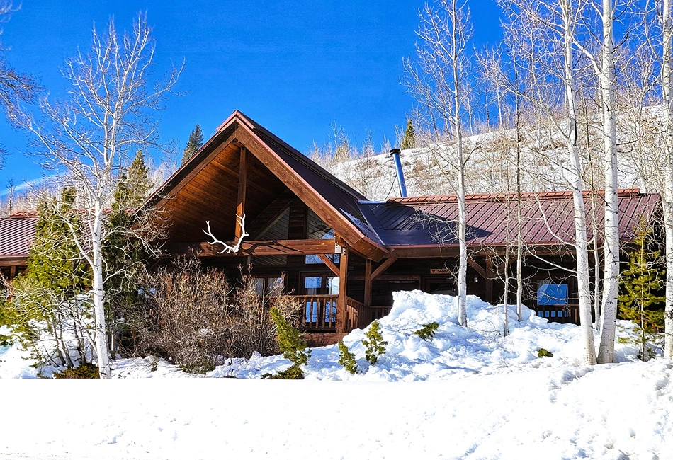 Luxury cabins at Vista Verde Ranch feature beautiful furnishings and private hot tubs on the decks. Photo credit: Nancy Schretter
